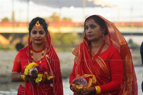 अस्ताउँदो सूर्यलाई अर्घ्य दिएर काठमाडौंमा छठ पूजा तस्बिरहरू निशा