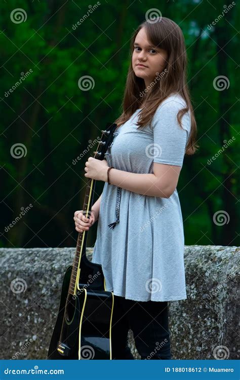 Portrait De Jolie Guitare Ado De Participation De Fille Photo Stock