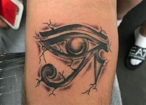 Tatuaje Egipcio En El Brazo Para Lucir Sin Limitaciones Tatuantes