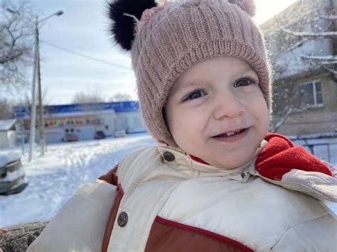 Двухлетняя Лейла не сидит, не ходит, не говорит, но врачи не знают ...