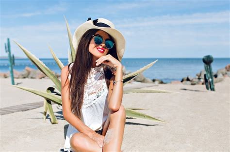 Hübsches Blondes Mädchen Mit Langen Haaren Sitzt Am Strand Nahe Kaktus Auf Hintergrund Sie