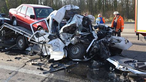 Sinsheim Tödlicher Unfall auf A6 Autotransporter kracht in Stauende