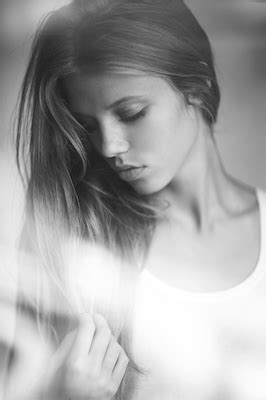 brunette jeune modèle naturel affiches et impressions par kevin