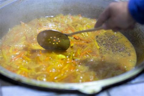 En La Cocina Plov Las Zanahorias Primero Se Hierven Y Luego Se Cuecen