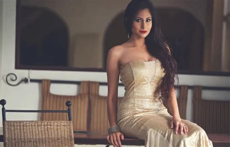 Обои girl hot sexy eyes smile beautiful figure model на телефон и рабочий стол раздел