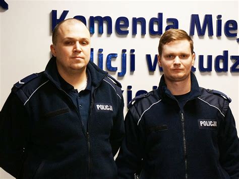 Policjanci Uratowali Kobiet Z Ton Cego Auta Wiadomo Ci Komenda