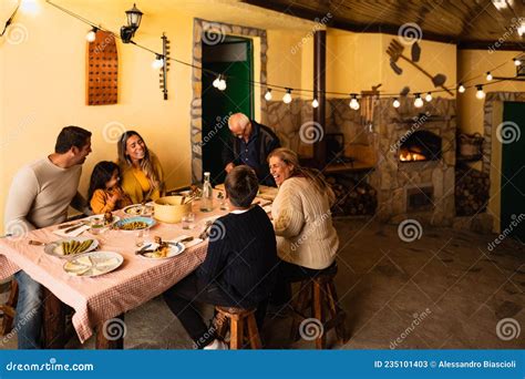 Feliz Familia Latina Comiendo En Casa Imagen De Archivo Imagen De Abuelos Padre