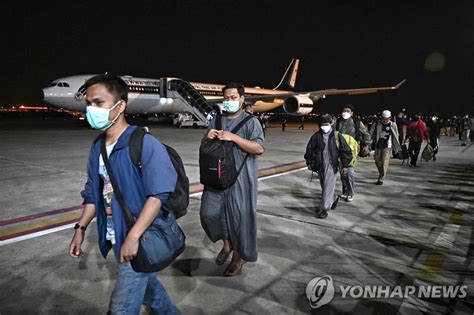 수단 군벌간 무력분쟁 피해 방콕에 도착한 태국 시민들 연합뉴스