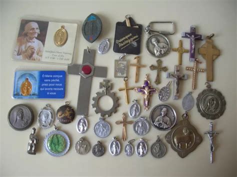 LOT DE 40 anciennes médailles insignes catholiques croix religion IC2