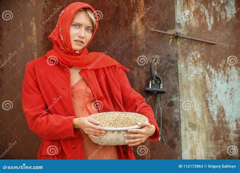 Het Russische Blonde Met Blauwe Ogen In Een Rode Hoofddoek Werkt Aan Het Landbouwbedrijf Het