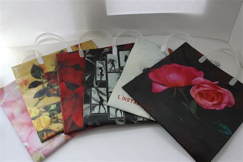 Подарочный пакет мягкий пластик 30х30 Лепестки, Лилия, Люди, Мак, Роза ...