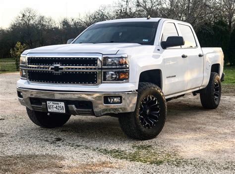 Chevrolet Silverado Fuel Assault Rough Country Leveling Kit