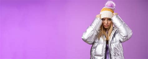 Troublée sombre insultée jolie fille blonde se plaignant de comportement offensant tirant son