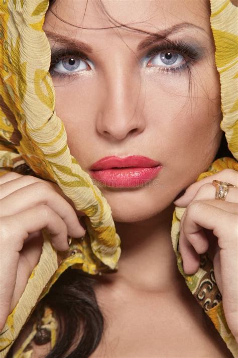 Ritratto Di Giovane Bella Donna Del Brunette Fotografia Stock Immagine Di Sguardo Fragile