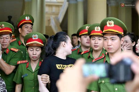 Trùm ma túy Văn Kính Dương giơ tay chào người thân hot girl Ngọc Miu khóc khi bị áp giải ra