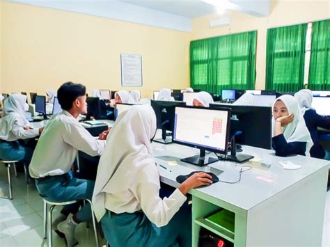 Pelaksanaan Ujian Satuan Pendidikan Berbasis Komputer USPBK Peserta