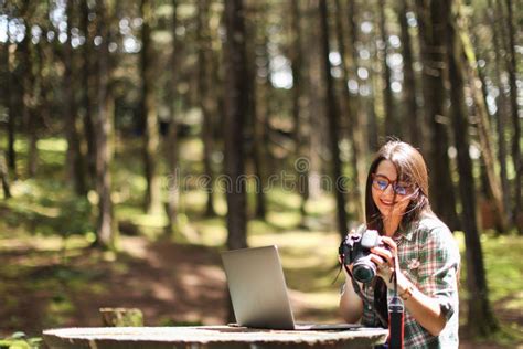 Junge Latina Fotograf Sitzend Im Wald Surfen Bilder In Ihrer Kamera Auf Costa Rica Stockbild
