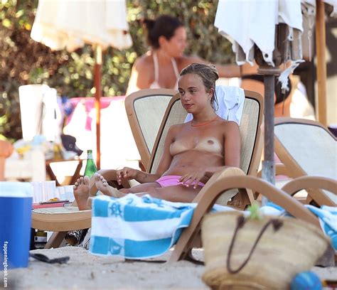 Amelia Windsor Nude The Fappening Photo 574747 FappeningBook