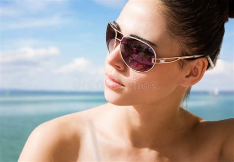 Junger Brunette Der Am Strand Sich Entspannt Stockfoto Bild Von Person Sommer 26261608