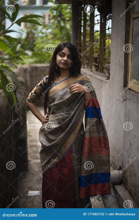 Porträt Der Brunette Frau Des Jungen Und Attraktiven Indischen Bengalis Im Trachtenkleid