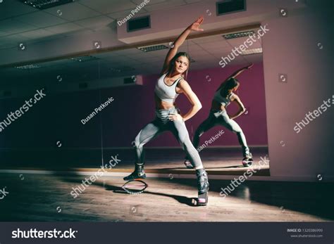 Smiling Young Sporty Caucasian Brunette Doing стоковая фотография