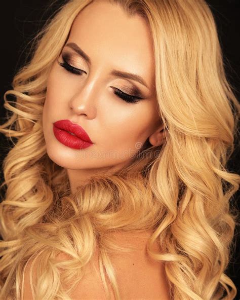 Jonge Dame Met Luxetoebehoren Het Portret Van De Manierstudio Van Mooi Sexy Meisje Met Blonde