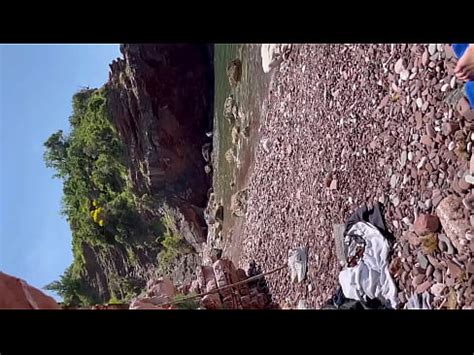 Riskanter Sex an einem öffentlichen Strand voller Menschen mit Creampie XVIDEOS