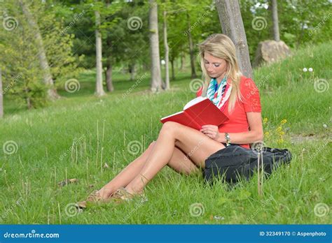 Belle Jeune étudiante Blonde Photo stock Image du étudiant beau 32349170