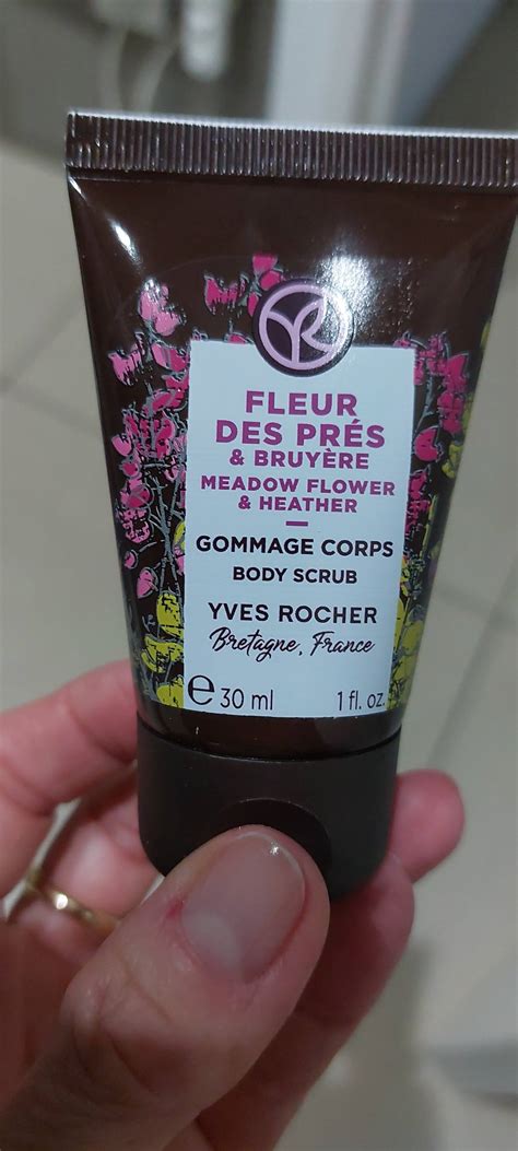 Composition YVES ROCHER Fleur des prés Bruyère Gommage corps UFC