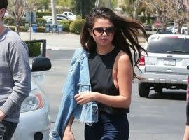 Hey Side Boob Selena Gomez And Her Breasts Went Out For Lunch Bra