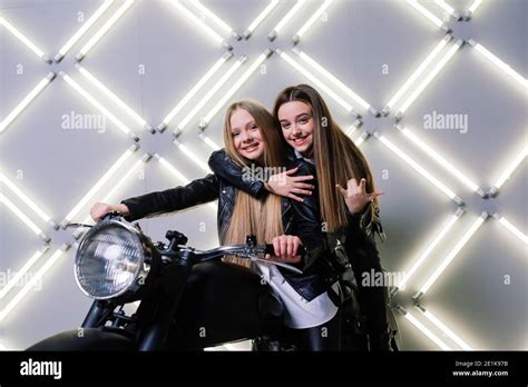 Belle fille blonde sur une moto Banque de photographies et dimages à haute résolution Alamy