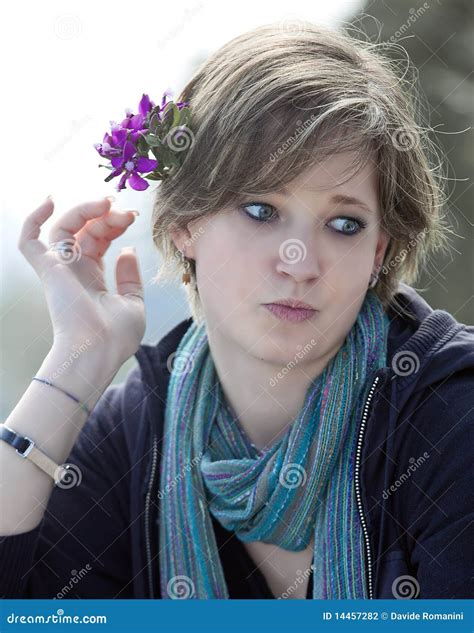 Fille Blonde Avec Une Expression Comique Photo stock Image du durée caucasien 14457282