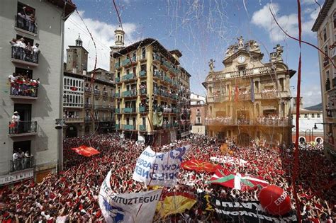 La Fiesta Toma Pamplona Con El Chupinazo Que Abre Horas De Sanfermines