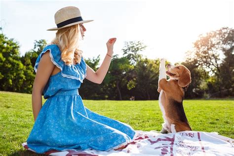 Belle Jeune Fille Blonde Marchant Jouant Avec Un Chien Beagle Dans Le Parc Photo Gratuite