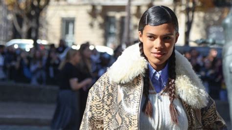 Tina Kunakey Incendiaire En Bikini Elle Fait Sensation