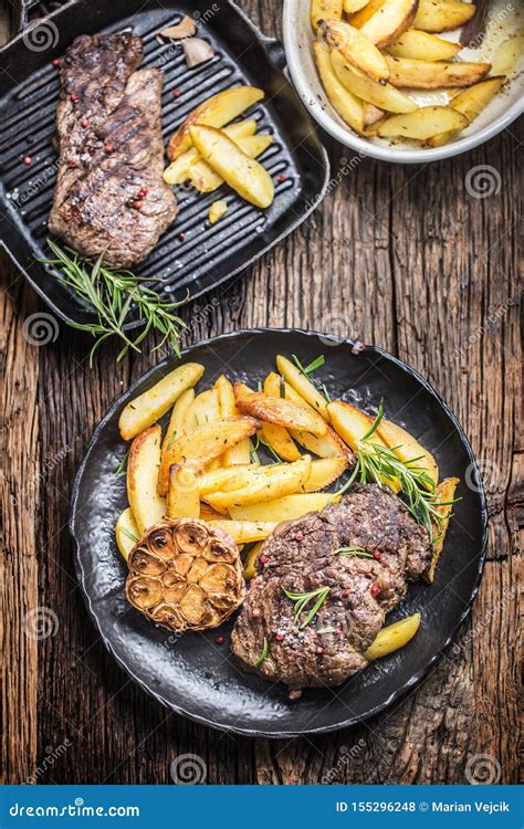 Bife Grelhado De Rib Eye Da Carne Sal E As Especiarias Americanos