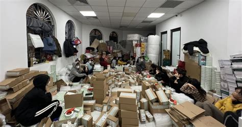 Đột kích kho hàng của hot girl livestream chốt hàng ngàn đơn