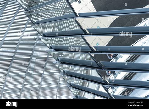 In der Bundestag-Kuppel. Touristen besuchen das parlamentsgebäude der