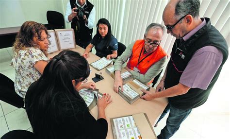 Entregan boletas para la votación en penales de Edomex