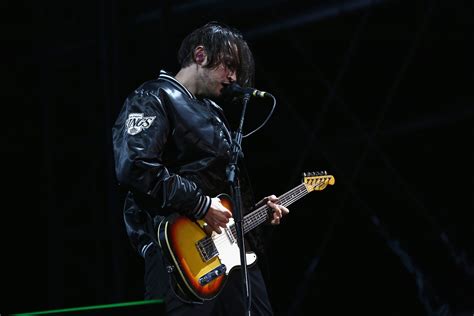 Watch Red Hot Chili Peppers Guitarist Cover Radioheads Spectre In Italy