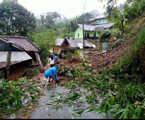 Dua Rumah Rusak Akibat Bencana Tanah Longsor Di Karangmoncol Purbalingga