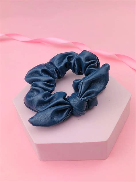 Granatowa scrunchie gumka z ekoskóry z kokardką Coralove