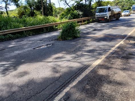 Buraco em ponte da BR 365 estoura vários pneus causa acidentes e