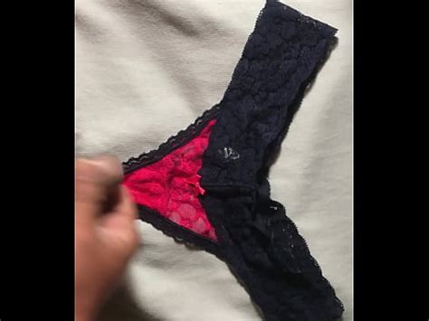 Coup Sur Le String Rouge En Dentelle D Origine Avec Une Lingette Xvideos