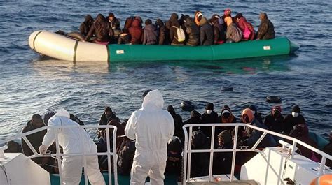 Yunanistan ın geri ittiği lastik bottaki 35 göçmen kurtarıldı Son