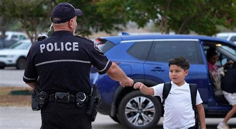 Piden En Texas Polic As Armados En Escuelas Para Evitar Tiroteos