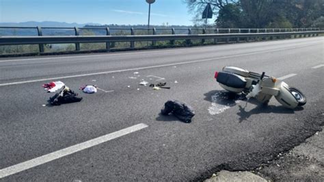 Incidente Stradale Scontro Tra Auto E Vespa Ferito Trasportato