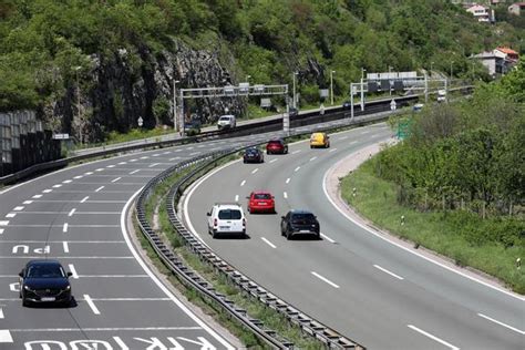 Oprez Vozilo U Suprotnom Smjeru Na Autocesti A Vozi Se Kilometara