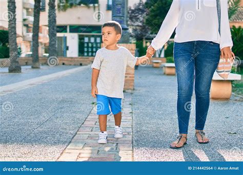 Adorable Madre Latina E Hijo Caminando En La Ciudad Foto De Archivo