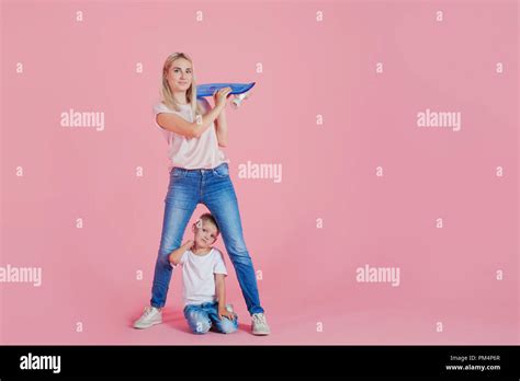 Schöne blonde Mutter mit Sohn Junge Frau und Baby boy rosa Hintergrund Stockfotografie Alamy